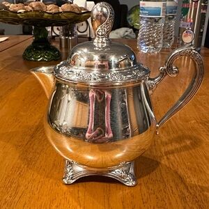 Oneida Silversmiths Classic Silver Plated Creamer with Ornate Handle and Lid.